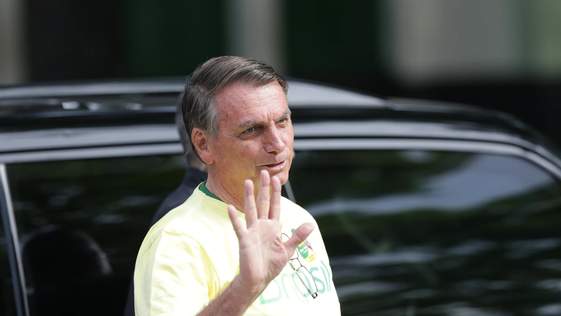 El presidente de Brasil y candidato a la reelección, Jair Bolsonaro, saluda a simpatizantes a su llegada para votar en la segunda ronda de las elecciones presidenciales hoy, en Río de Janeiro