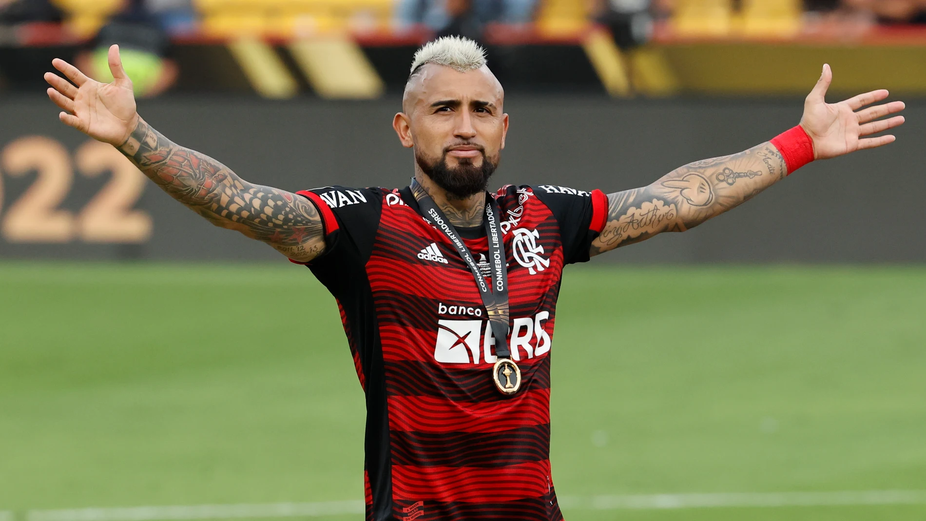 Arturo Vidal, del Flamengo, con la medalla al cuello de campeón de la Copa Libertadores