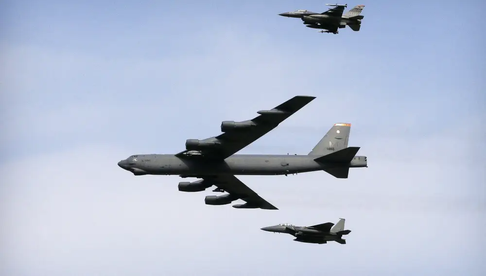 Un B-52 vuela en Corea del Sur