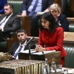 La ministra del Interior de Reino Unido, Suella Braverman, interviene en la Cámara de los Comunes en Londres