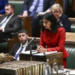 La ministra del Interior de Reino Unido, Suella Braverman, interviene en la Cámara de los Comunes en Londres