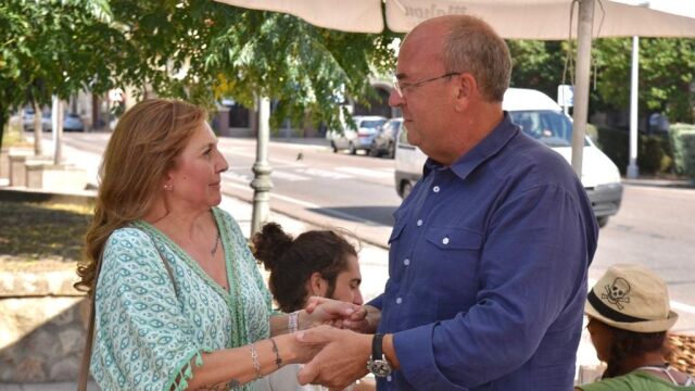 José Antonio Monago con María, la mujer a la que salvó la vida tras sufrir un grave accidente cerca de Trujillo. La Razón