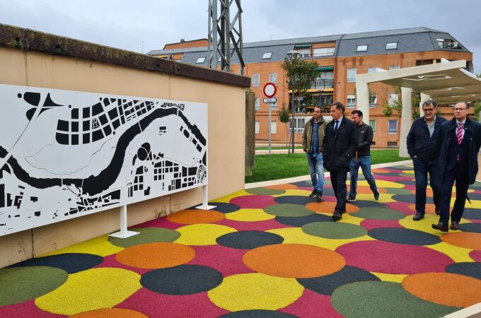 El alcalde de Salamanca, Carlos García Carbayo, visita la remodelación de uno de los barrios de la ciudad