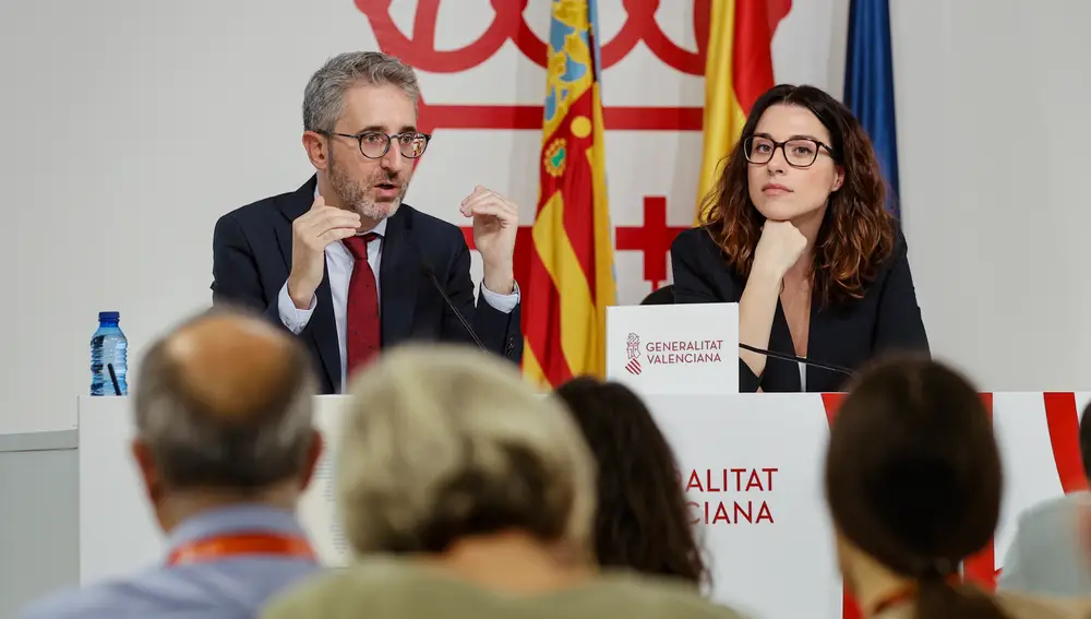 La vicepresidenta Aitana Mas y el conseller de Hacienda Arcadi España, ayer durante la presentación de los Presupuestos de la Generalitat valenciana para 2023