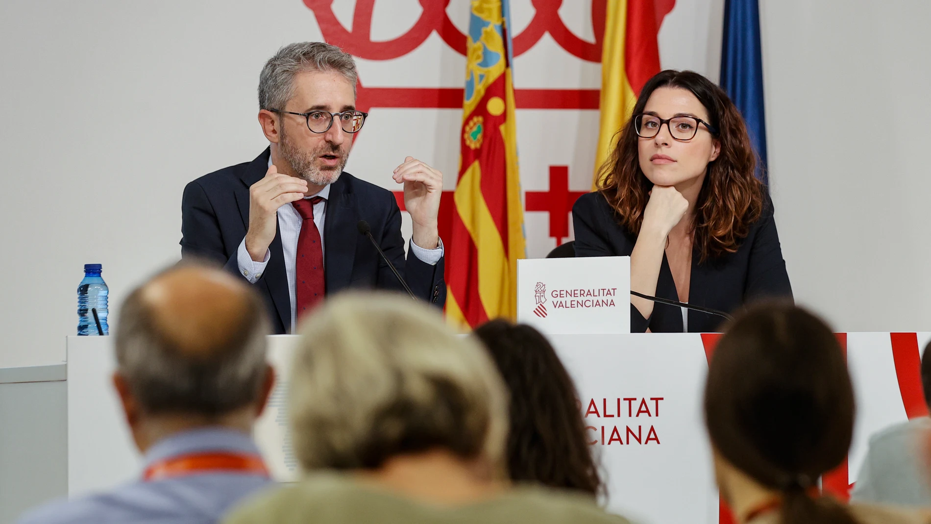 La vicepresidenta Aitana Mas y el conseller de Hacienda Arcadi España, ayer durante la presentación de los Presupuestos de la Generalitat valenciana para 2023