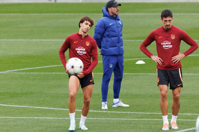 Simeone, Joao Félix y Savic, durante el último entrenamiento del Atlético