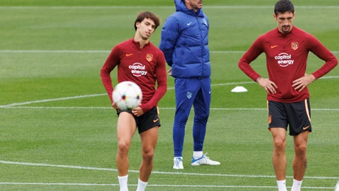 Simeone, Joao Félix y Savic, durante el último entrenamiento del Atlético