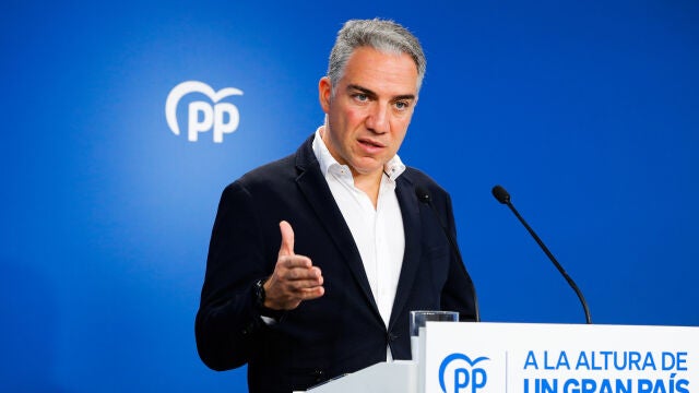 El coordinador general del PP, Elías Bendodo, durante la rueda de prensa que ofreció este lunes en la sede de Génova, en Madrid.EFE/ Luis Millan