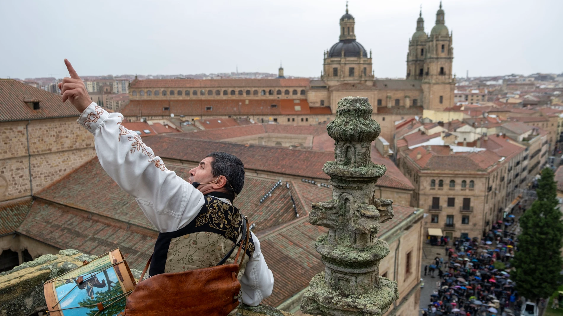 Subida del `Mariquelo a la catedral de Salamanca