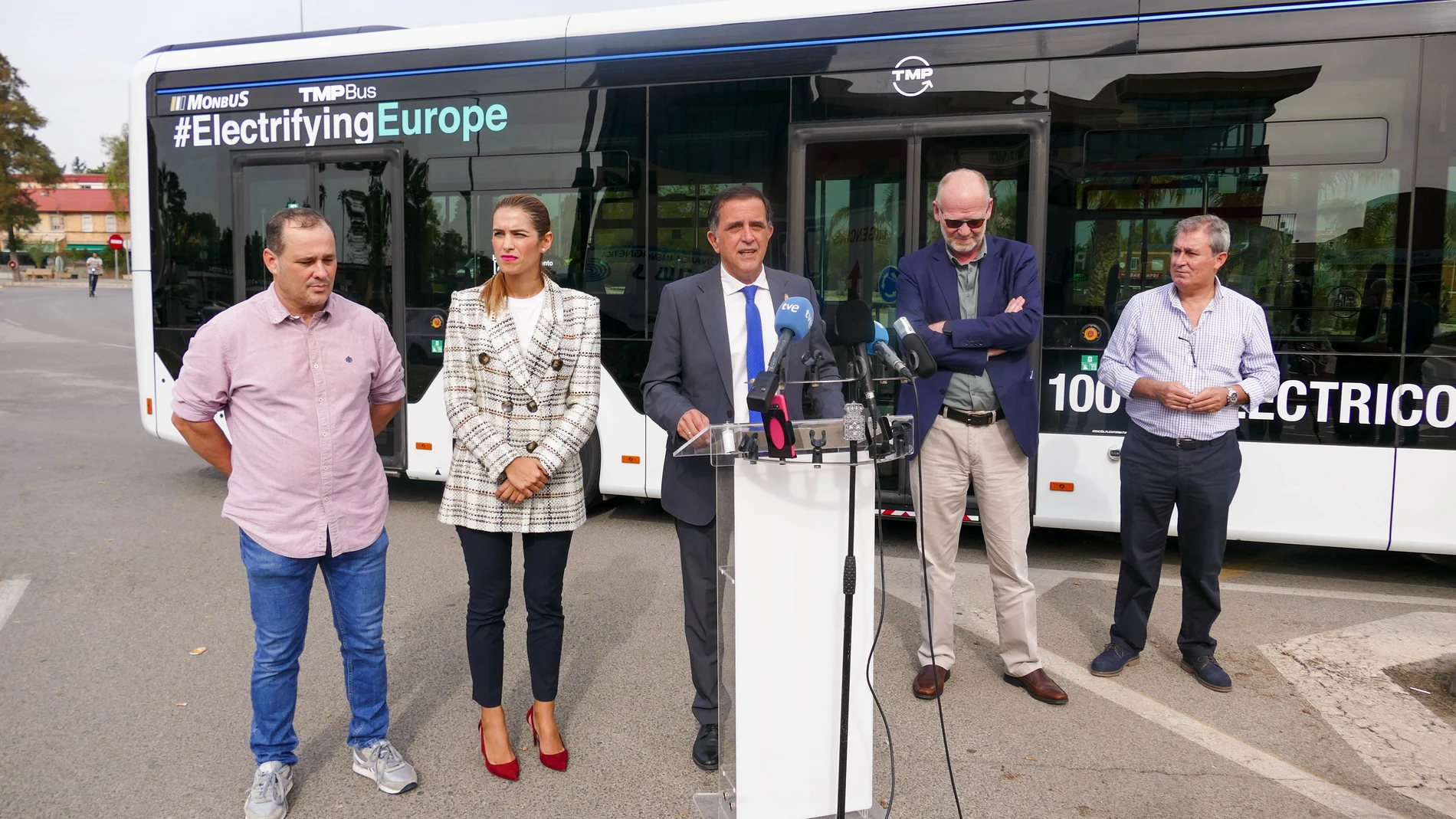 El alcalde José Antonio Serrano presenta la prueba piloto de un autobús 100% eléctrico