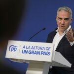 El coordinador general del PP, Elías Bendodo, durante la rueda de prensa que ofreció este lunes en la sede de Génova, en Madrid
