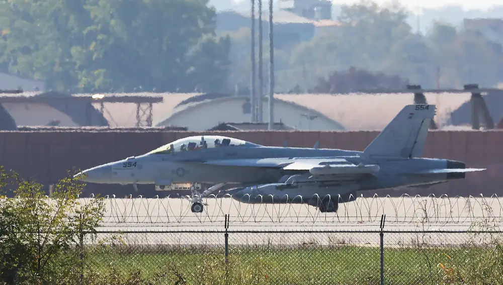 Un avión de ataque electrónico EA-18G Growler despega en la base aérea de Osan, en Pyeongtaek