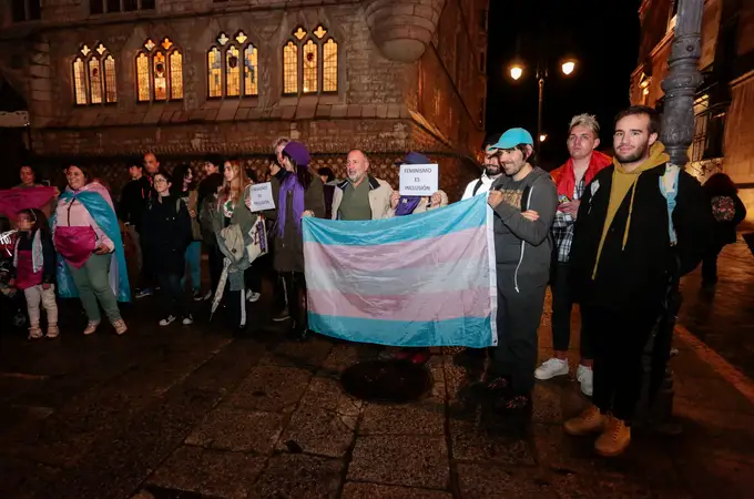 Rebelión Feminista y Awen LGTBI protestan en León contra “el bloqueo del PSOE” a la Ley Trans