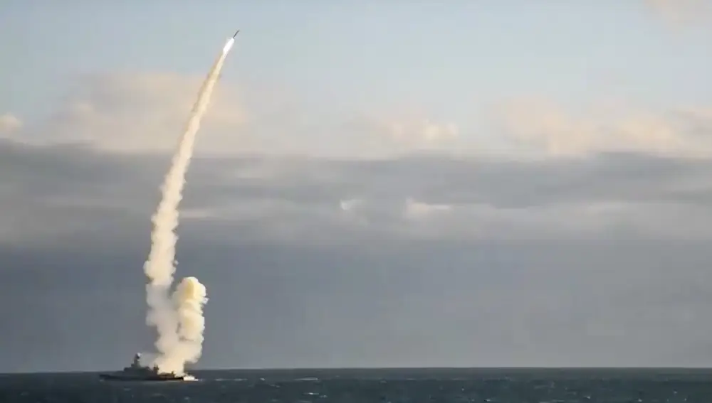 Un buque de guerra ruso lanza un misil de crucero contra un objetivo en Ucrania