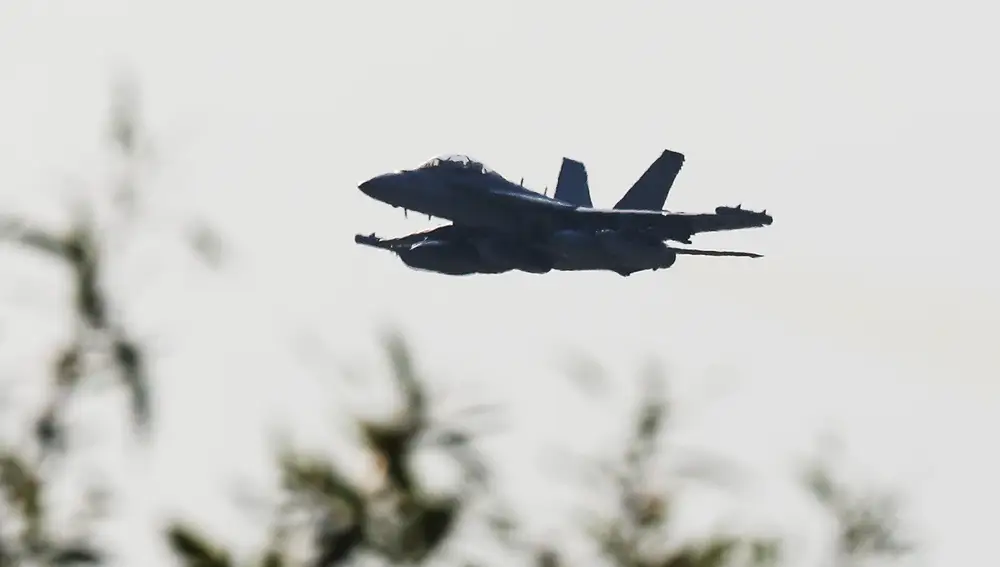 Un avión de ataque electrónico EA-18G Growler despega en la base aérea de Osan, en Pyeongtaek, a 65 kilómetros al sur de Seúl