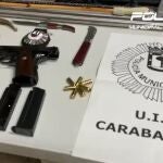 Sorprenden a cuatro personas con una treintena de armas blancas y 3 pistolas en el cementerio de Carabanchel