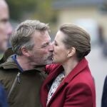 La primer ministra danesa, Mette Frederiksen, besa a su marido, Bo Tengberg, tras votar ayer en Vaerloese