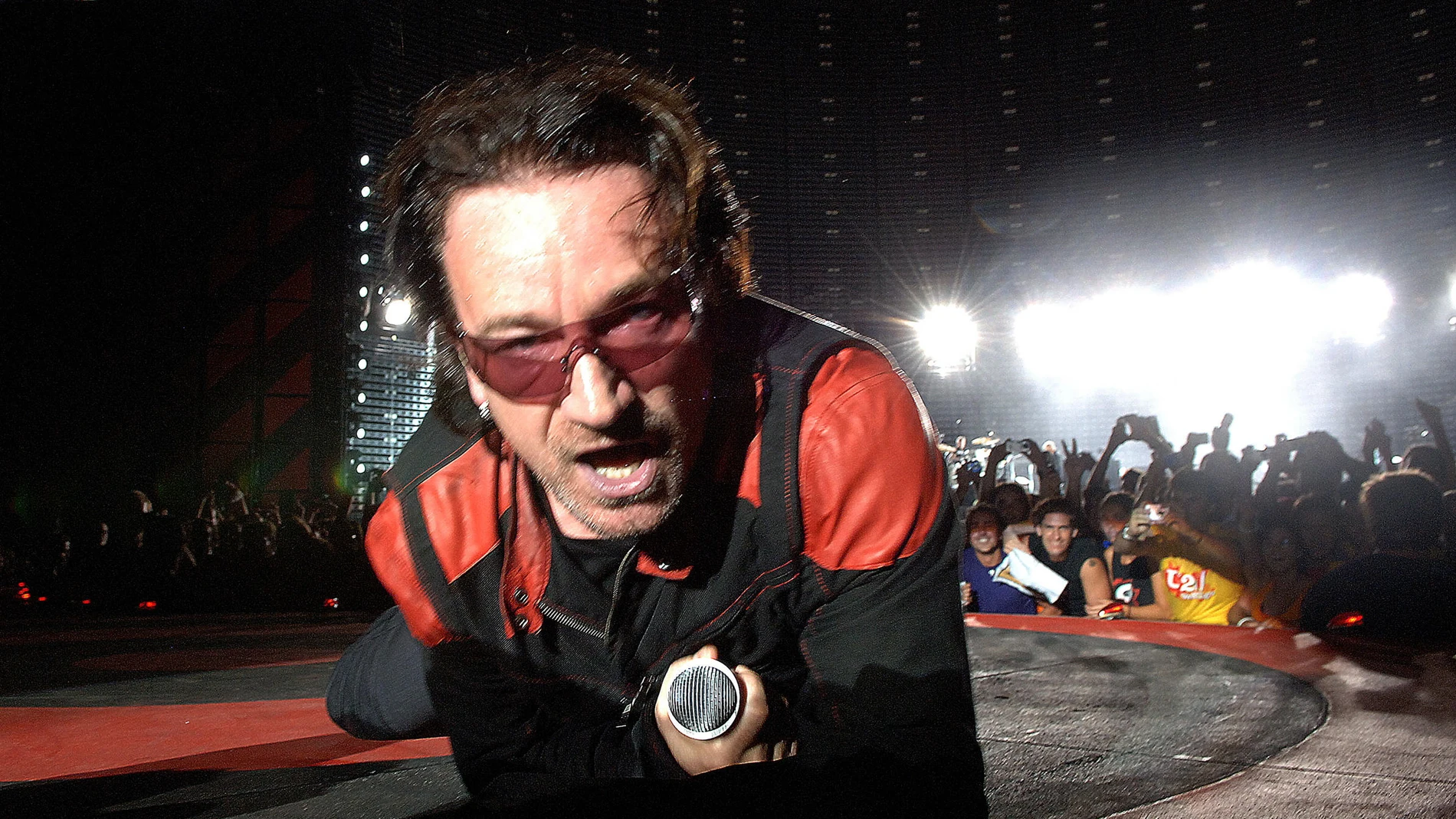 Bono, el cantante del grupo irlandés U2, durante su actuación en el estadio de Anoeta de San Sebastián.