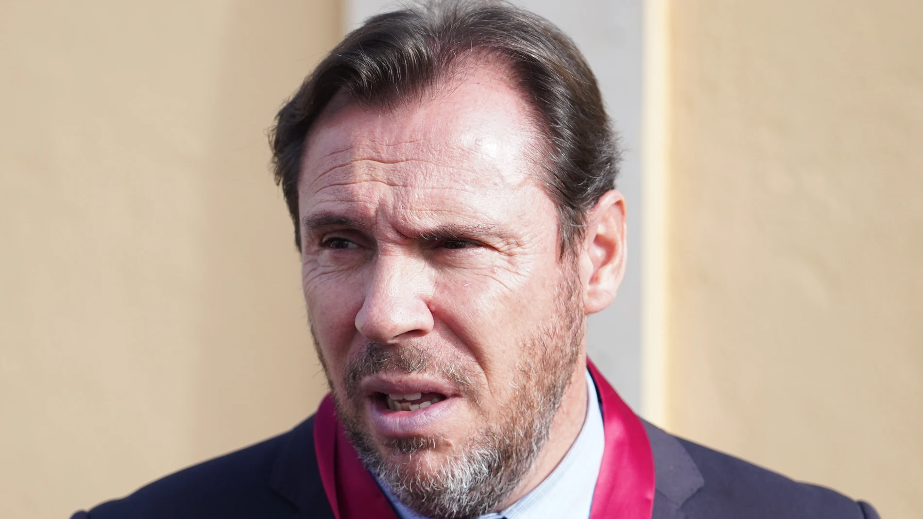 El alcalde de Valladolid, Óscar Puente, atiende a los medios de comunicación durante su visita los cementerios de El Carmen y Las Contienda