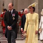 Catalina, la duquesa de Cambridge, de izquierda a derecha, el príncipe Guillermo, Camila, la duquesa de Cornualles, y el príncipe Carlos llegan a la misa de acción de gracias para la reina Isabel II en la Catedral de San Pablo en Londres.