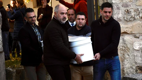 La iglesia de San Nicolás de Bari, en Torrecaballeros (Segovia), acoge el funeral por Olivia, de seis años, que fue encontrada muerta el pasado domingo en el piso de Gijón donde residía con su madre, que ha sido detenida