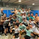 Los jugadores del Burgos CF celebran el triunfo que les daba el liderazgo ante la UD Las Palmas