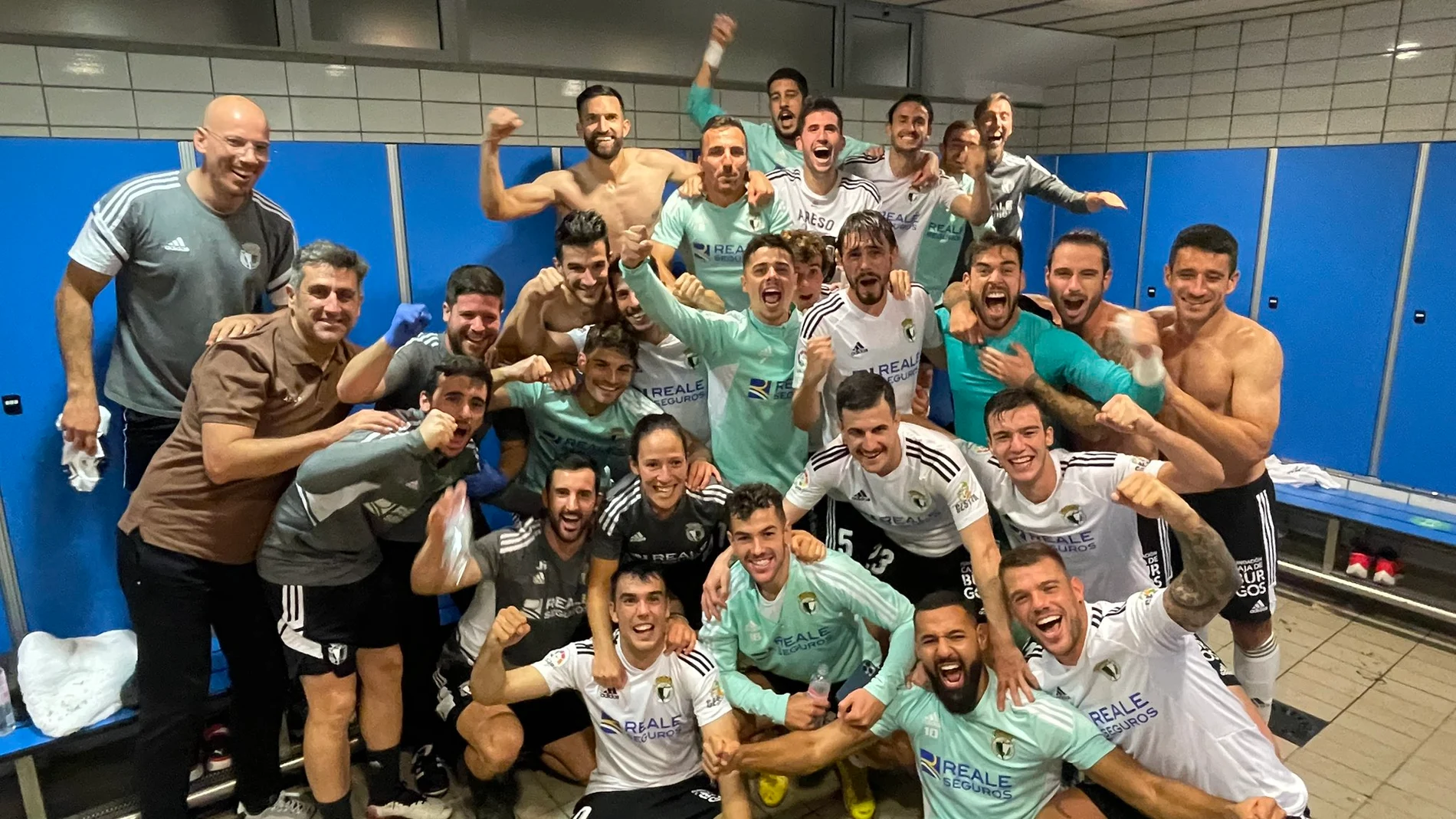 Los jugadores del Burgos CF celebran el triunfo que les daba el liderazgo ante la UD Las Palmas