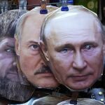 Caretas de los jefes de Estado de Rusia, Bielorrusia y del líder checheno. En primer plano, la de Vladimir Putin