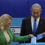 Benjamin Netanyahu y su esposa Sara votan en un colegio electoral de Jerusalén