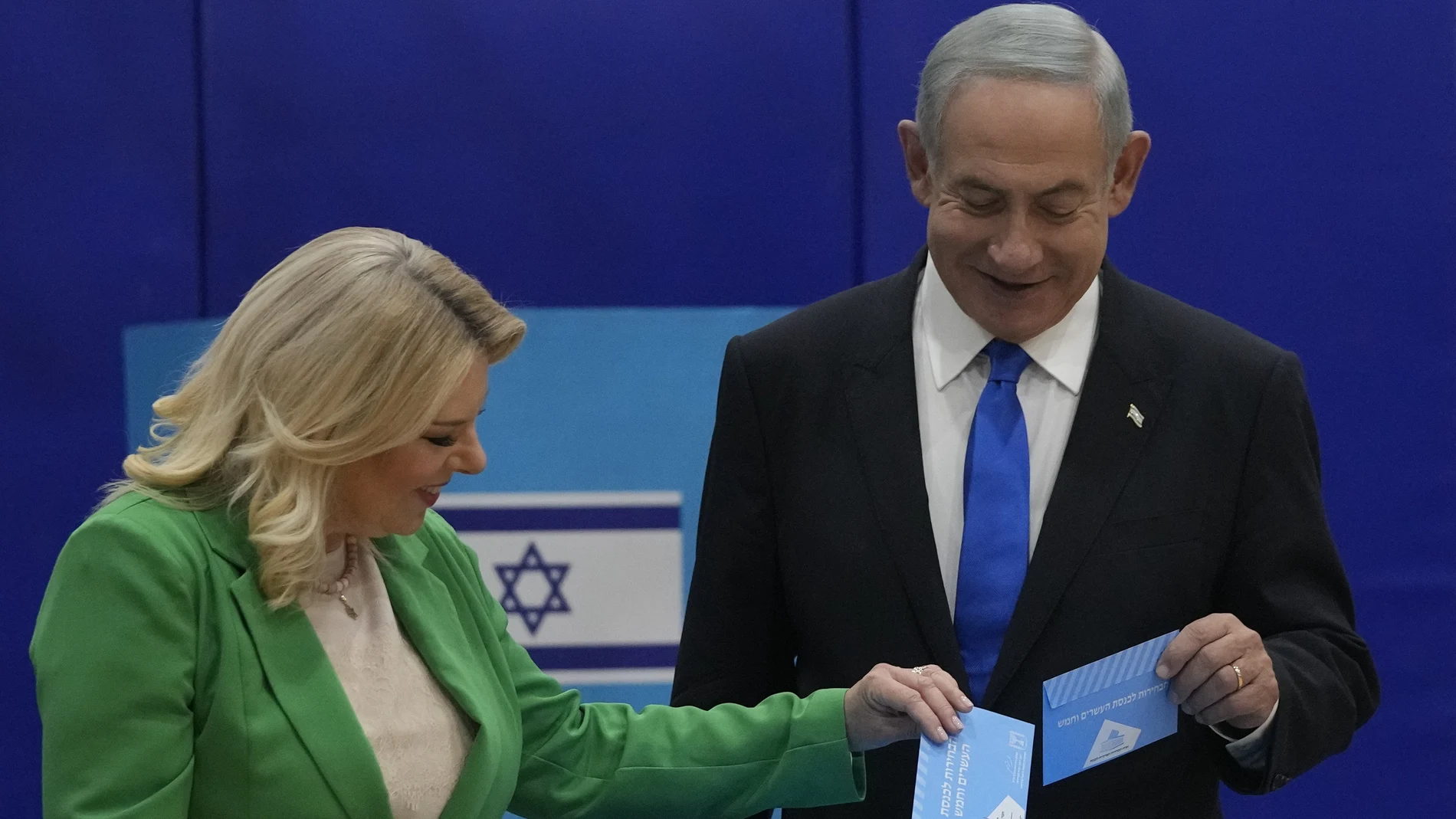 Benjamin Netanyahu y su esposa Sara votan en un colegio electoral de Jerusalén