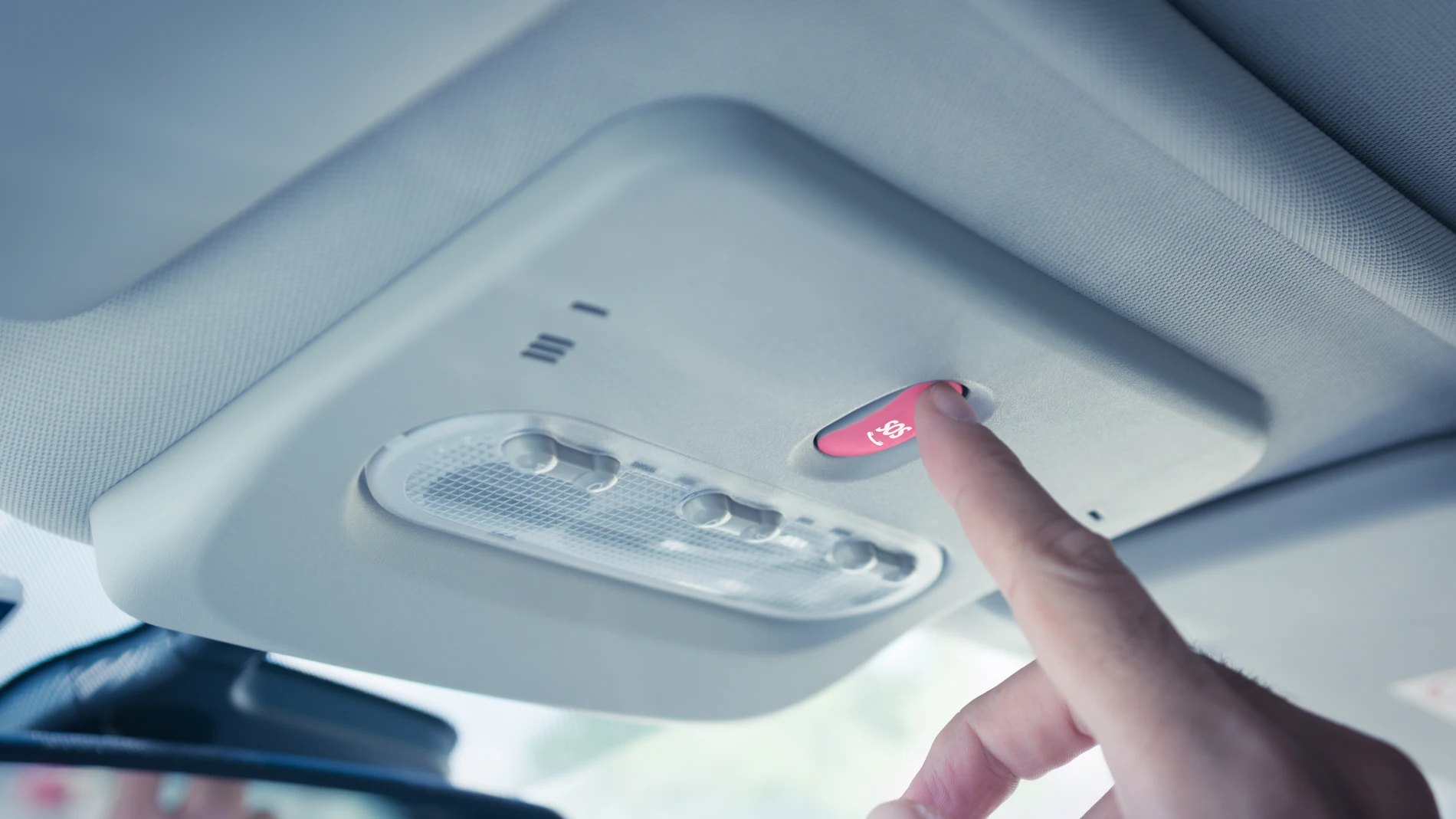 Todos los coches de nueva generación ya incluyen un botón SOS, con el que se puede realizar una llamada al centro de emergencias más próximo… como si se tratase de un teléfono móvil o fijo | Fuente: Dreamstime