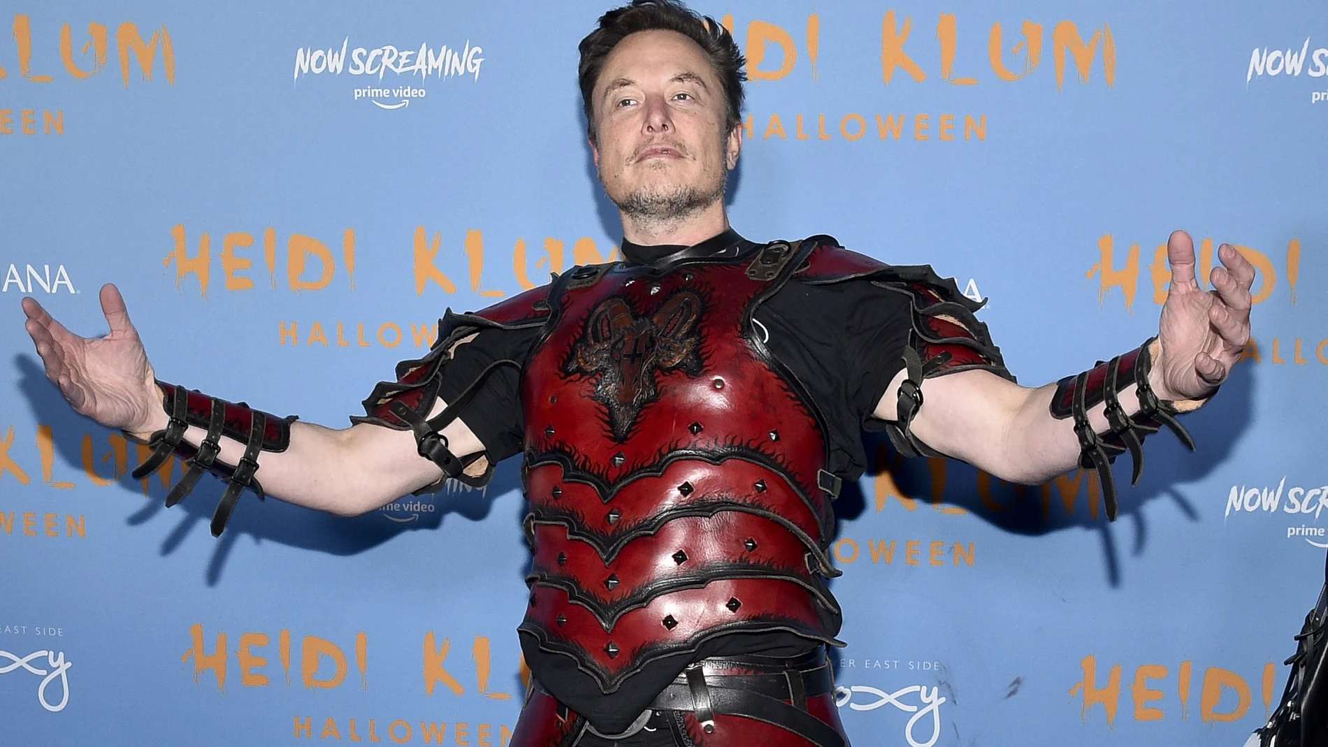 Elon Musk, disfrazado para la fiesta de Halloween de Heidi Klum, este lunes en Nueva York (EE UU)