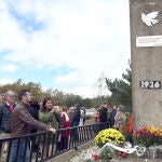 El secretario general del PSOE de Castilla y León, Luis Tudanca, y la secretaria general del PSOE de Burgos, Esther Peña, participan en la ofrenda floral en recuerdo a las víctimas del franquismo en el Monte de la Pedraja