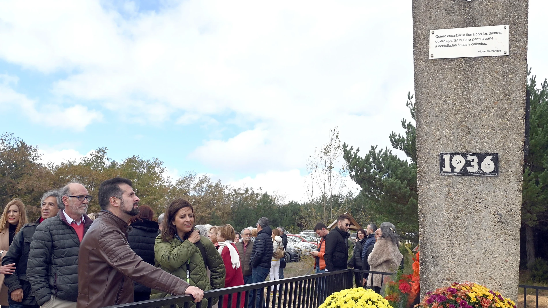 El secretario general del PSOE de Castilla y León, Luis Tudanca, y la secretaria general del PSOE de Burgos, Esther Peña, participan en la ofrenda floral en recuerdo a las víctimas del franquismo en el Monte de la Pedraja