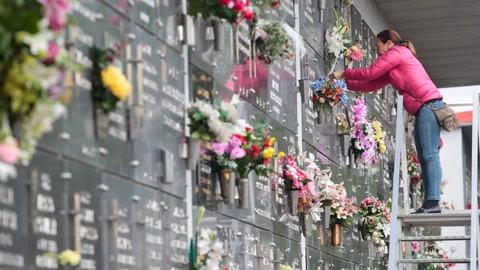 Celebración de la festividad del Día de Todos los Santos en el Cementerio de León