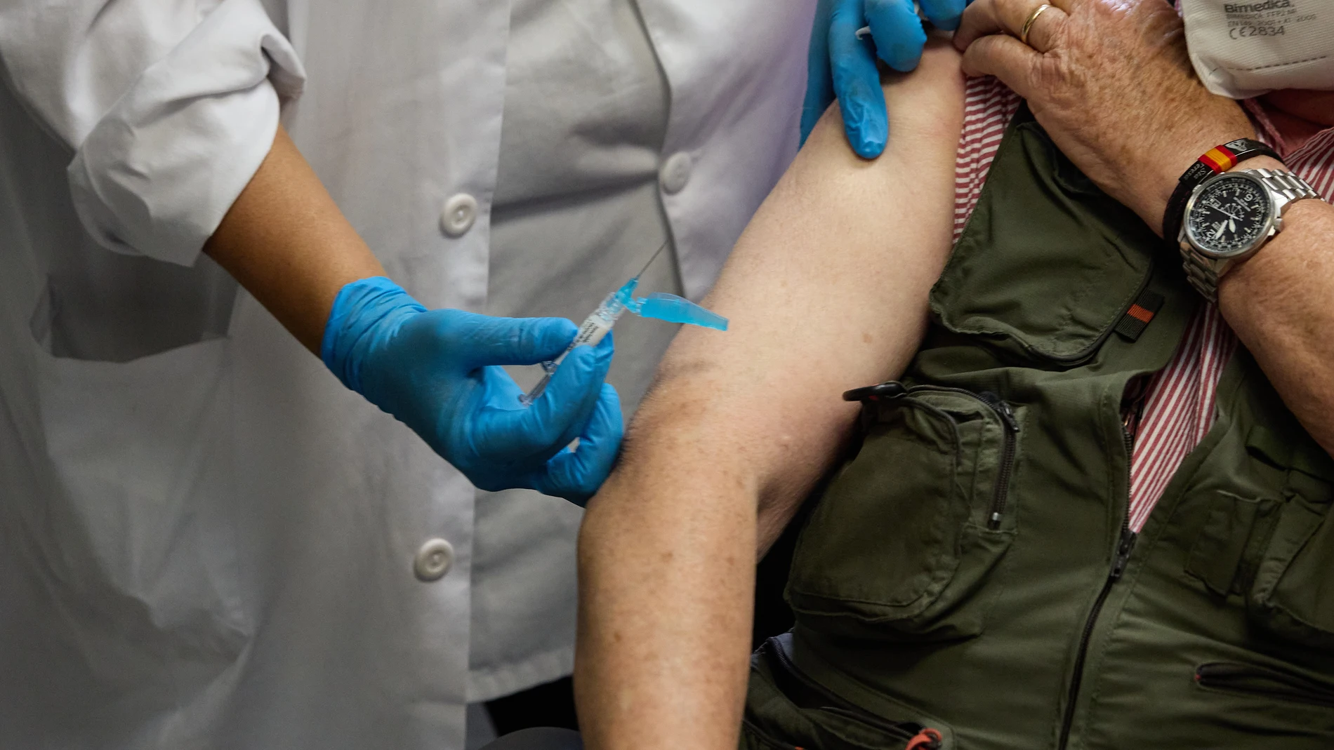 Una enfermera vacuna a un hombre en el Centro de Salud de Alameda de Osuna, en Madrid