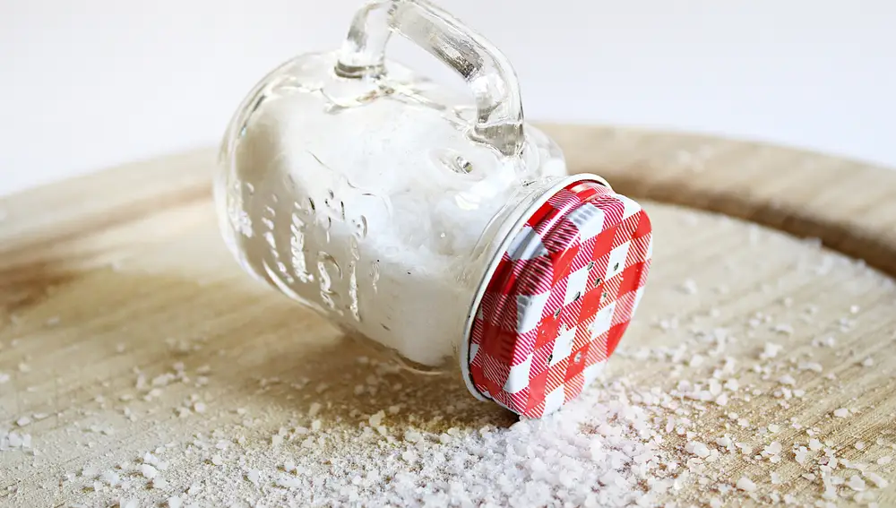 Mezclar una cucharada de sal en un vaso de agua es una forma segura de limpiar nuestros oídos