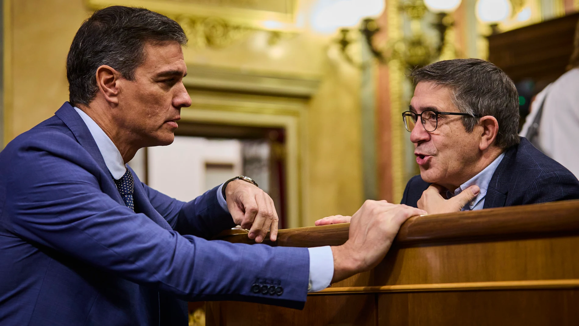 El Presidente del Gobierno, Pedro Sánchez y Patxi López durante la sesión de control al gobierno en el Congreso de los Diputados