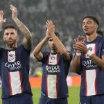 Sergio Ramos, Achraf Hakimi y Hugo Ekitike, del PSG, aplauden a los aficionados