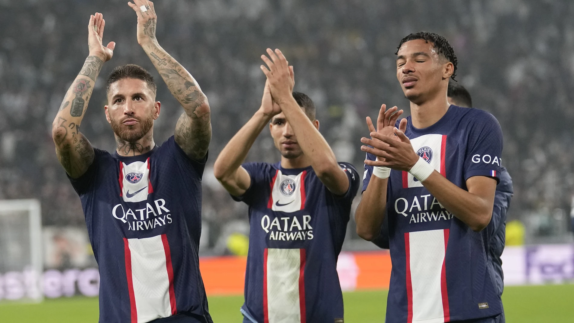 Sergio Ramos, Achraf Hakimi y Hugo Ekitike, del PSG, aplauden a los aficionados