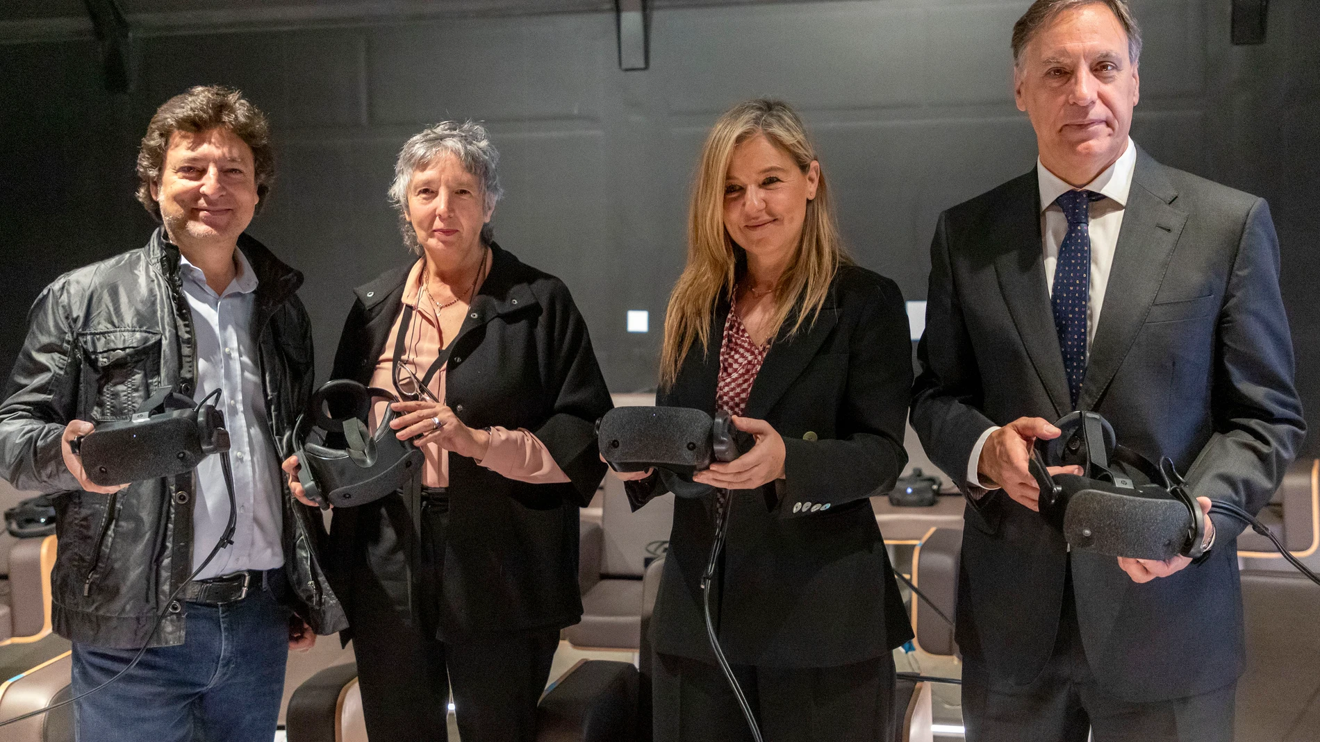 El alcalde de Salamanca, Carlos García Carbayo; la directora de empresas de CaixaBank en Salamanca, Isabel García; la delegada de la Fundación "La Caixa" en Castilla y León, Araceli Gutiérrez; y el divulgador musical y asesor del proyecto, Marcel Gorgori, asisten a la inauguración de la experiencia inmersiva con tecnología de realidad virtual