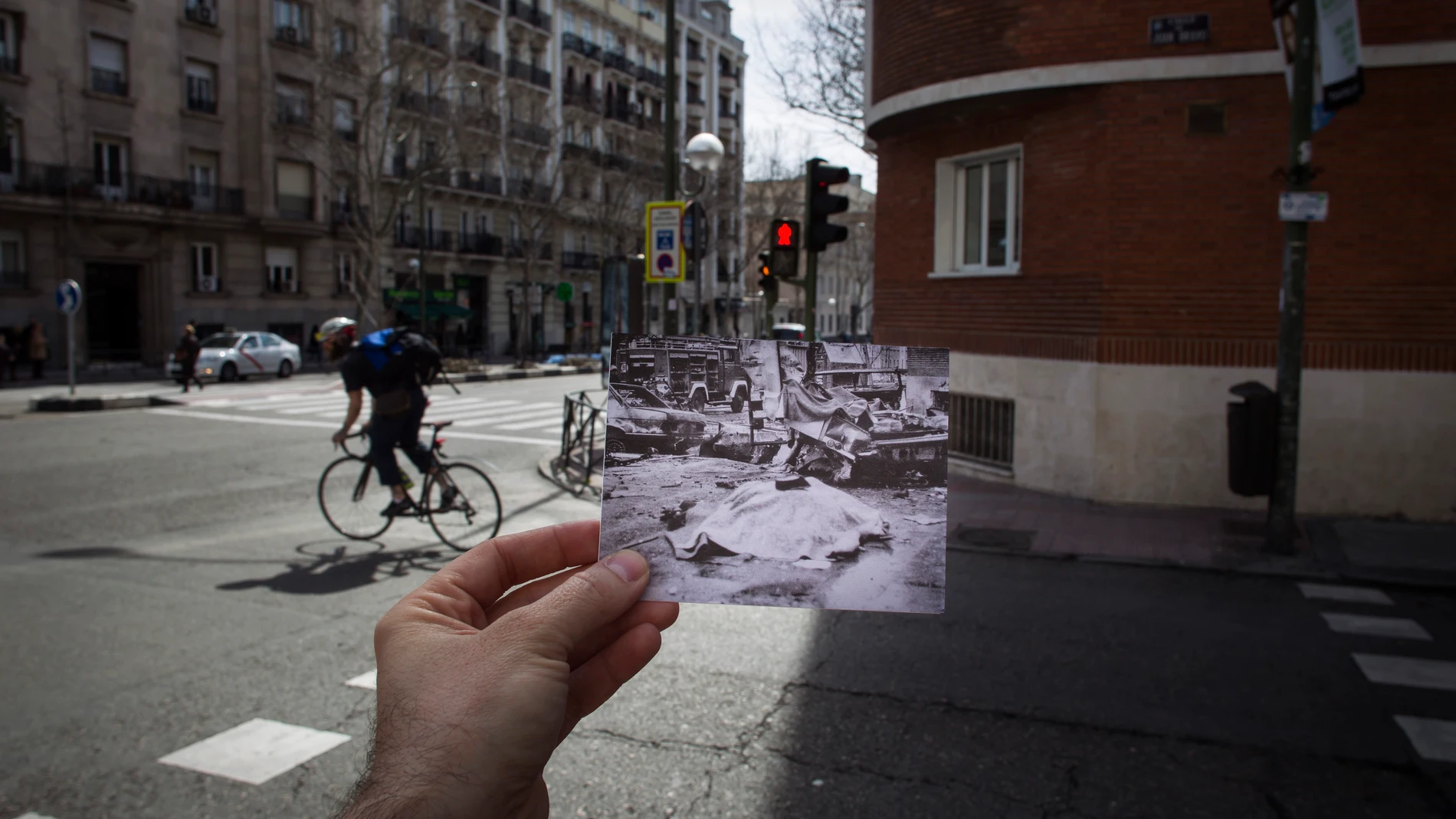 Contraposición de imágenes del antes y el después en la esquina entre las calles de Juan Bravo y Príncipe de Vergara, lugar donde ETA atentó en 1986