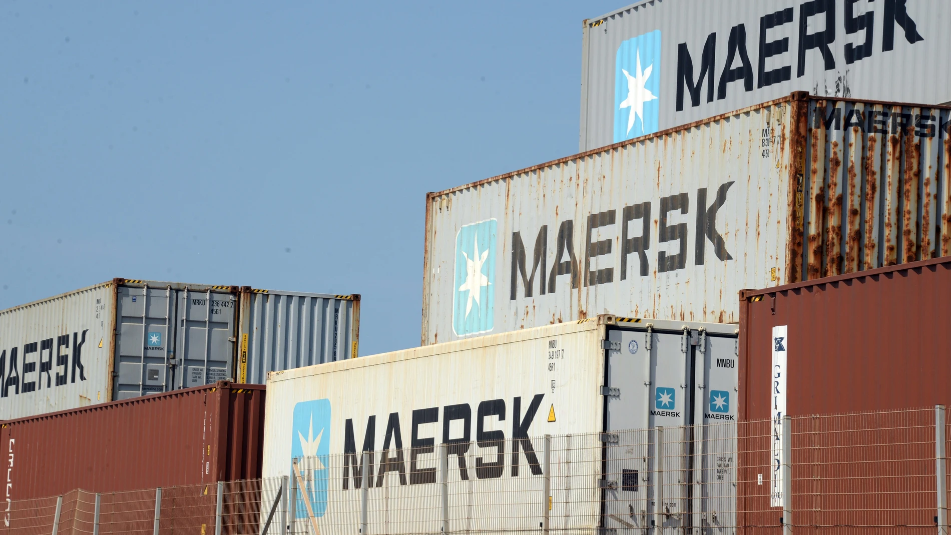 Contenedores de Moller-Maersk en el puerto de Tema
