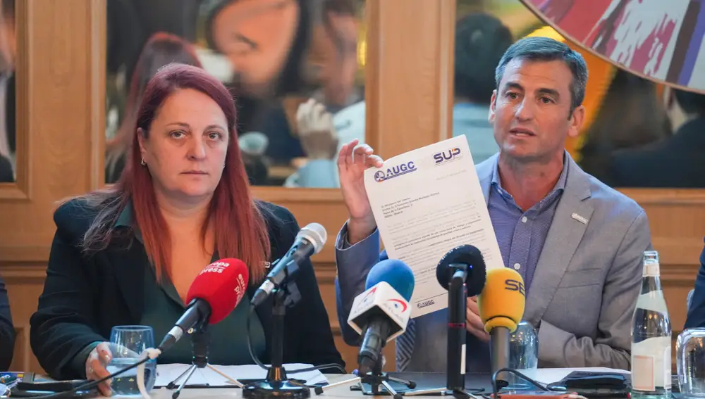 José Antonio Rodríguez Neira, secretario organización SUP, y Mónica Gracia, durante la rueda de prensa.