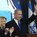 Benjamin Netanyahu celebra su victoria junto a su mujer, Sara
