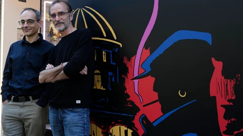 El guionista Juan Díaz Canales (i) y el dibujante Rubén Pellejero (d) posan durante la presentación a los medios de "Nocturno berlinés", última entrega de la "nueva vida" de Corto Maltés