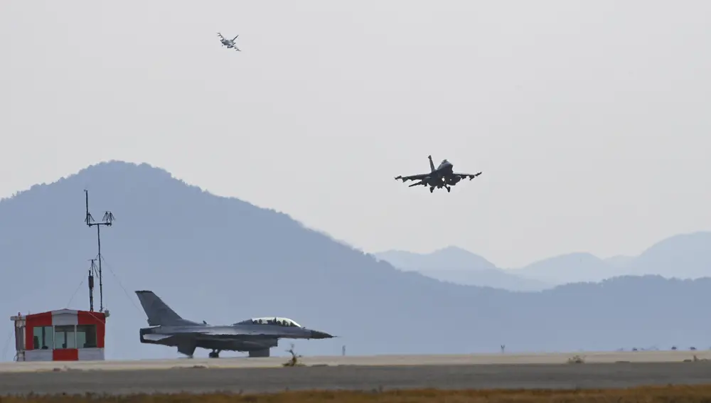 En esta foto proporcionada por el Ministerio de Defensa de Corea del Sur, el avión de combate KF-16 de las Fuerzas Aéreas de Corea del Sur, a la izquierda, se prepara para despegar mientras los aviones de combate F-16 de las Fuerzas Aéreas de Estados Unidos se preparan para aterrizar durante un simulacro aéreo conjunto llamado Vigilant Storm