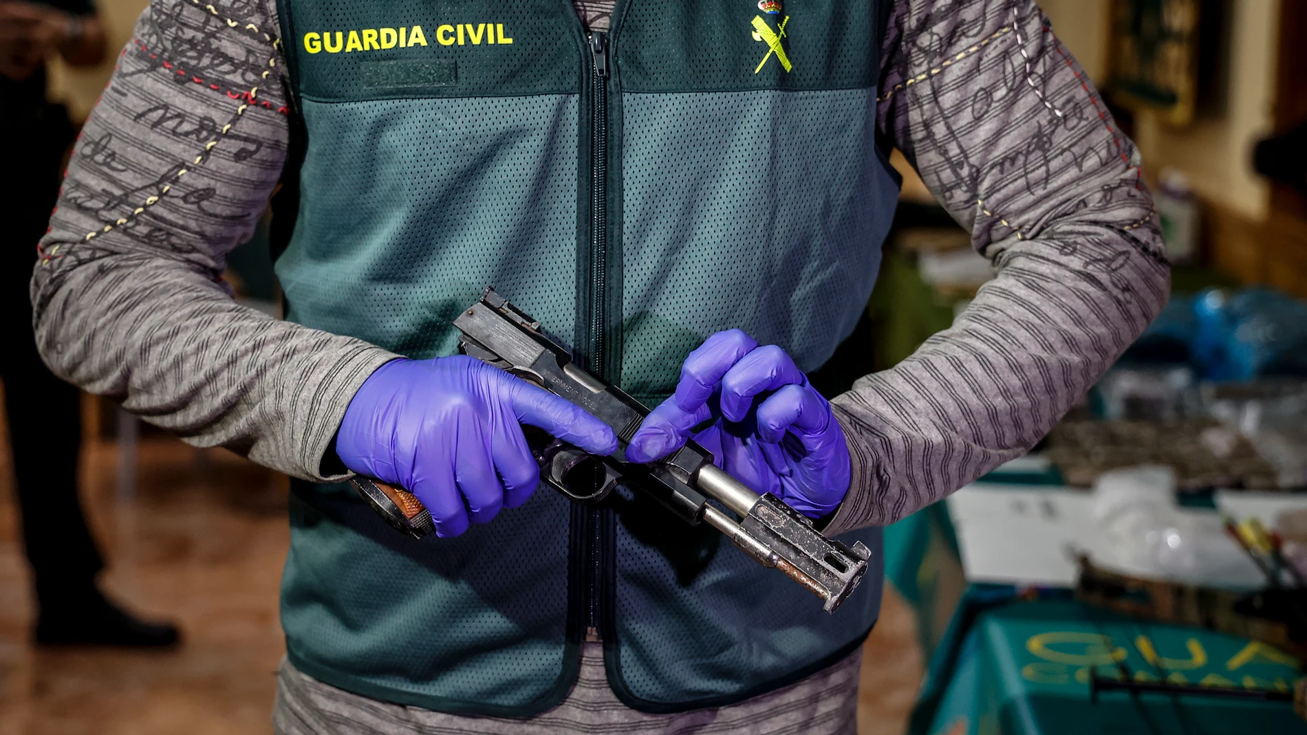 Imagen de archivo de un Guardia Civil sujetando una pistola