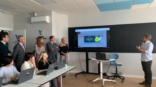 La consejera de Desarrollo Educativo y Formación Profesional, Patricia del Pozo, y el presidente de la CEA, Javier González de Lara, en su visita al IES Los Viveros de Sevilla