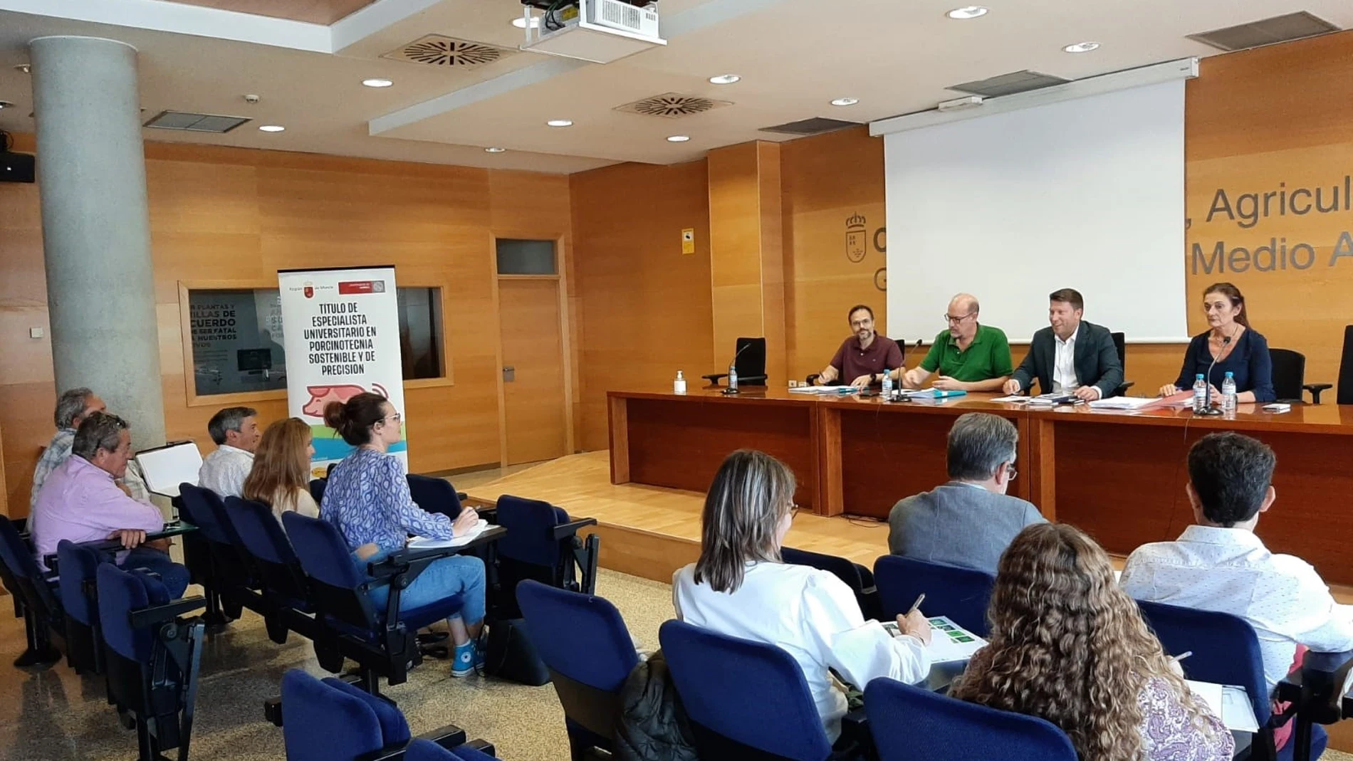 El director general, Juan Pedro Vera, durante la reunión con representantes de las organizaciones agrarias y federación de cooperativas